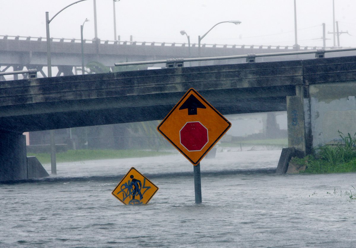 Una calle de Nueva Orleáns aparece inundada el 29 de agosto de 2005. (Foto: AP)
