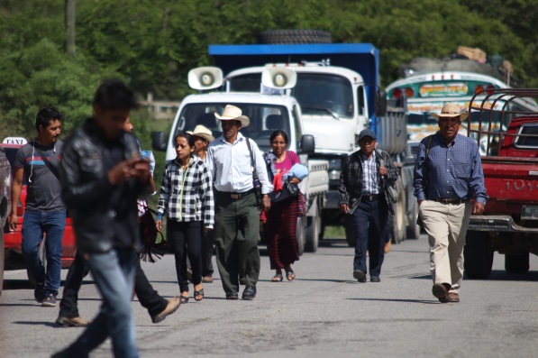 Personas caminan debido al bloqueo en el kilómetro 265 de la ruta Interamericana. (Foto Prensa Libre: Mike Castillo)