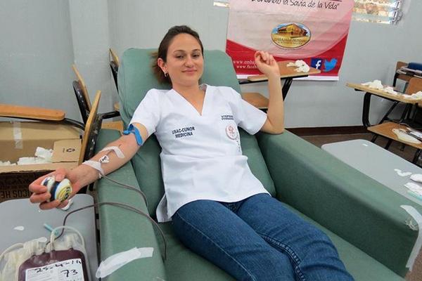 Voluntaria dona sangre en la jornada efectuada en el parque central de Guastatoya, El Progreso. (Foto Prensa Libre: Hugo Oliva) <br _mce_bogus="1"/>