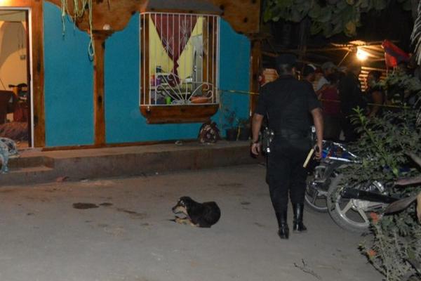 Dos hombres murieron en Puerto San José, Escuintla, atacados a balazos. (Foto Enrique Paredes)