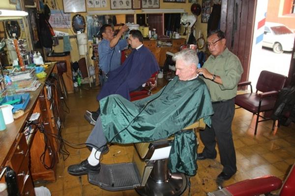 La Barbería Willie en Antigua Guatemala, es uno de los pocos lugares donde todavía se ofrecen los servicios de corte, tallado de barba y bigote. (Foto Prensa Libre: Miguel López)