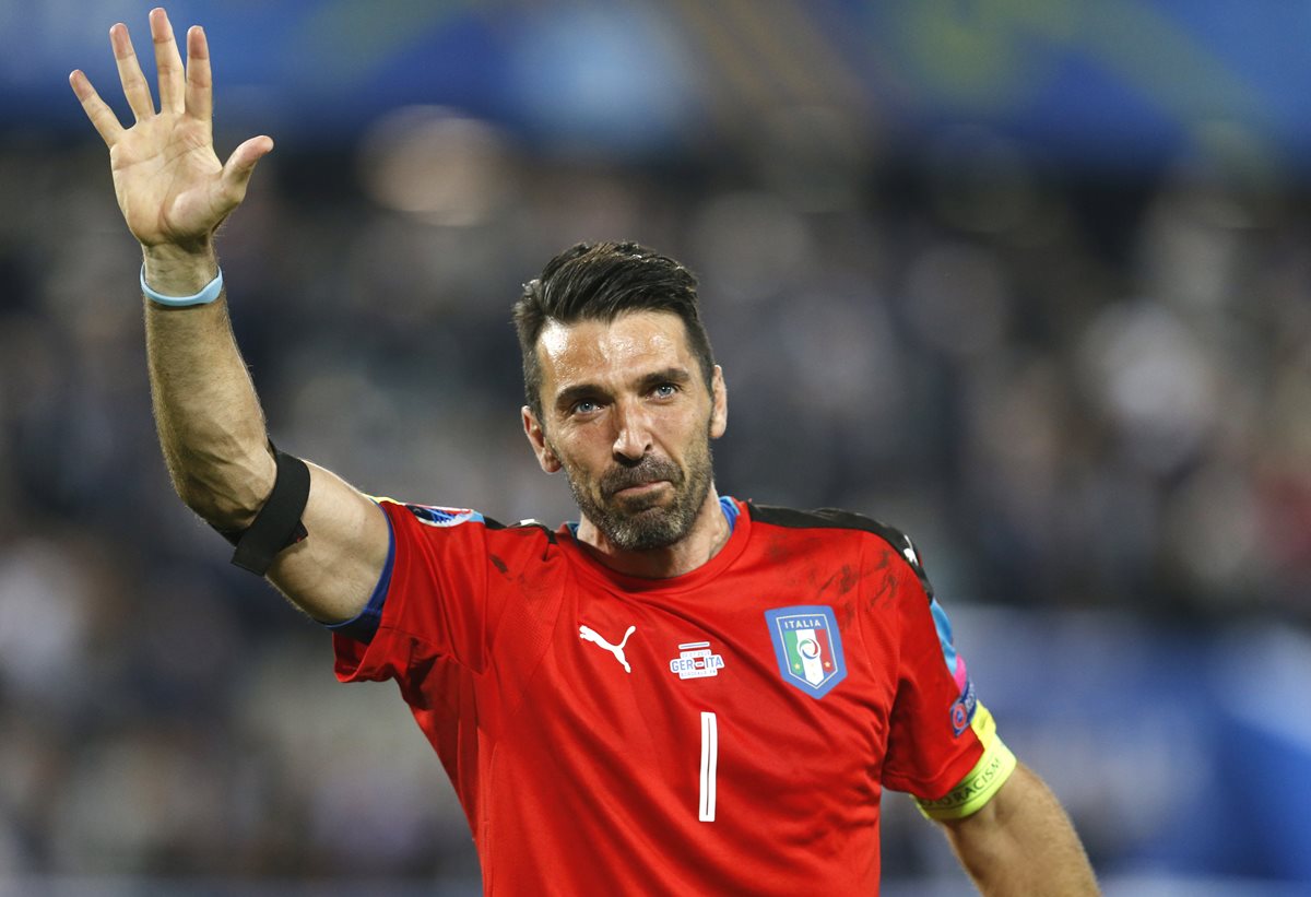 Buffon llora al despedirse de la Euro mientras agradece a la afición italiana. (Foto Prensa Libre: AP)