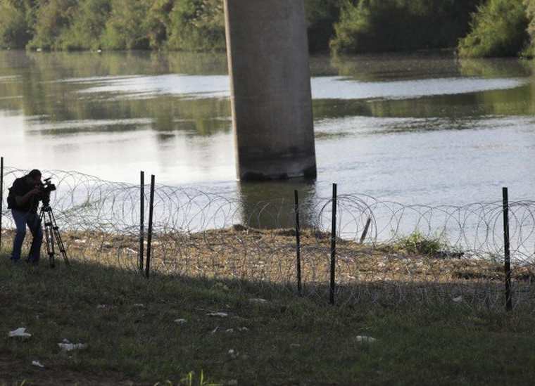 El alambre de púas también se colocó a la orilla del Río Grande, el límite natural entre Estados Unidos y México en el estado de Texas. GETTY IMAGES