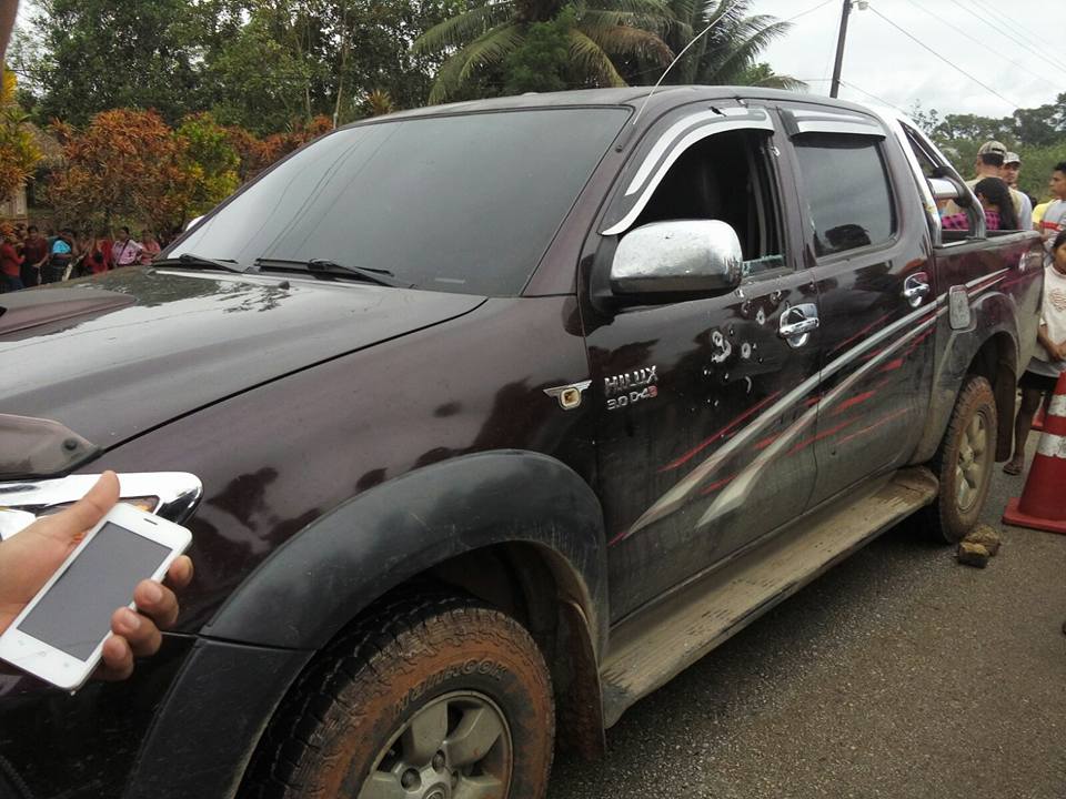 El vehículo del jefe edil de Chahal, Alta Verapaz, luego del ataque armado donde su piloto pierde la vida. (Foto Prensa Libre: Eduardo Sam Chun).