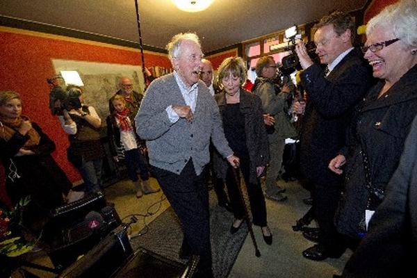El poeta sueco Tomas Tranströmer a su llegada a una rueda de prensa en Estocolmo, Suecia, tras conocer que ha sido proclamado premio nobel de literatura. (Foto Prensa Libre: EFE)