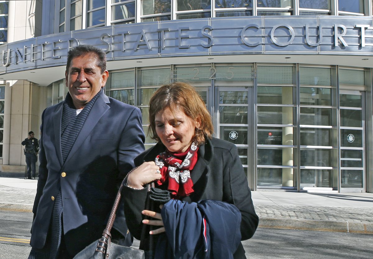 El expresidente de la Fedefut Brayan Jiménez sale de la Corte Federal de Brooklyn en Nueva York donde se declaró inocente por el caso de corrupción en la Fifa. (Foto Prensa Libre: APF)
