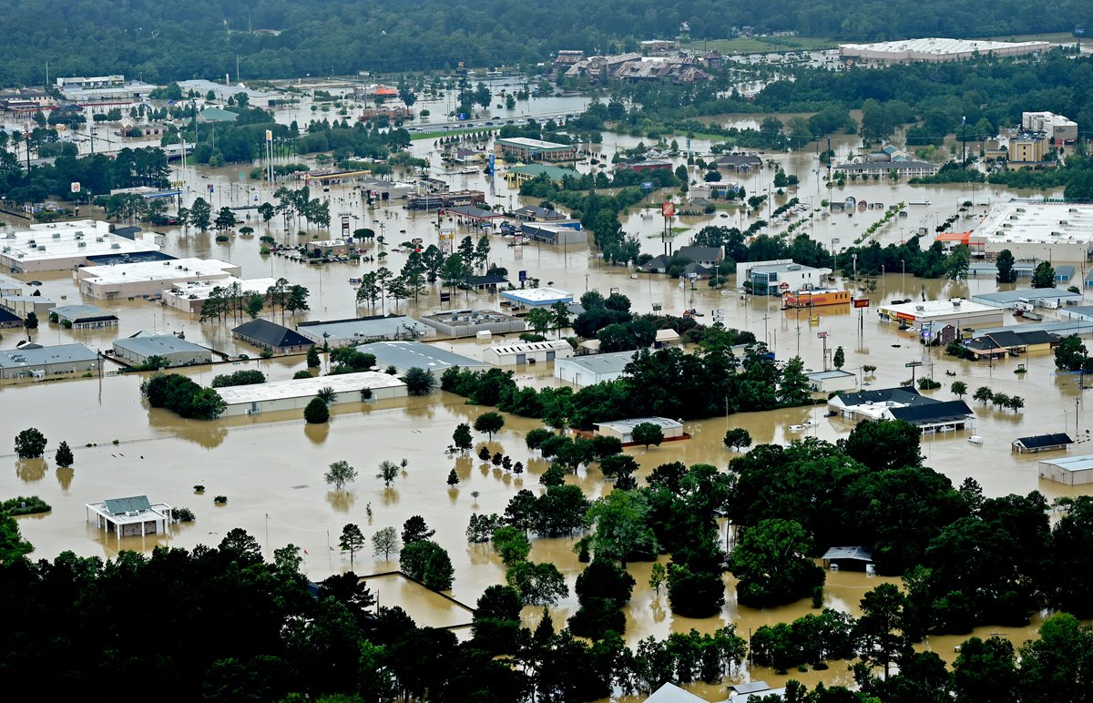 Esta foto aérea muestra la magnitud de la tragedia en Luisiana, EE. UU. (Foto Prensa Libre: AP)