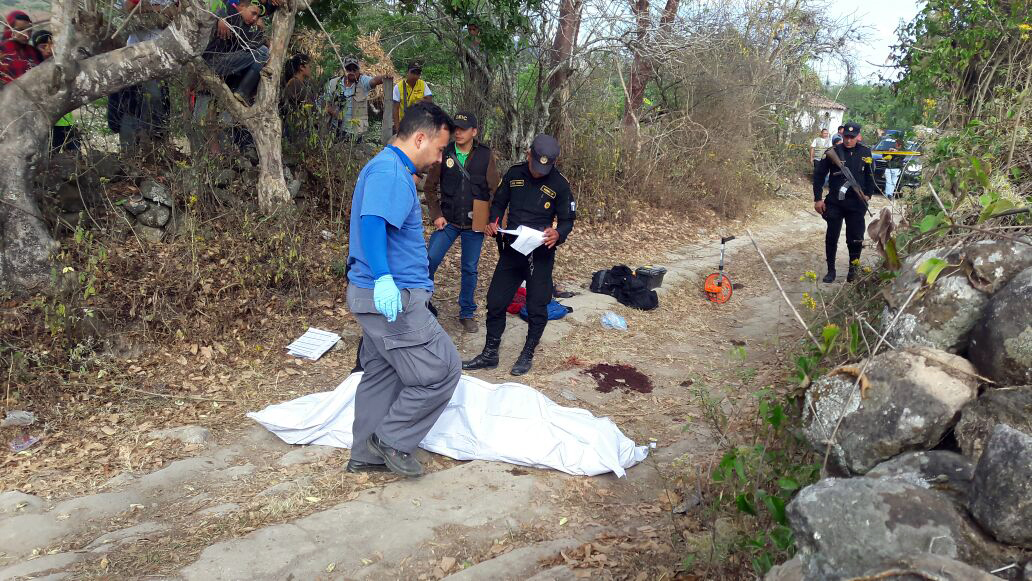 El cadáver de un hombre de unos 40 años, fue localizado en el barrio La Aurora, Jalapa.(Foto Prensa Libre: Hugo Oliva)