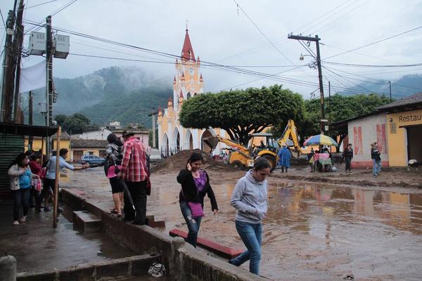 La lluvia de la tarde de este domingo causó el desborde de un riachuelo en Jocotenango. Calles de San Felipe de Jesús y Jocotenango resultaron anegadas. ( Foto Prensa Libre, Miguel López)<br _mce_bogus="1"/>