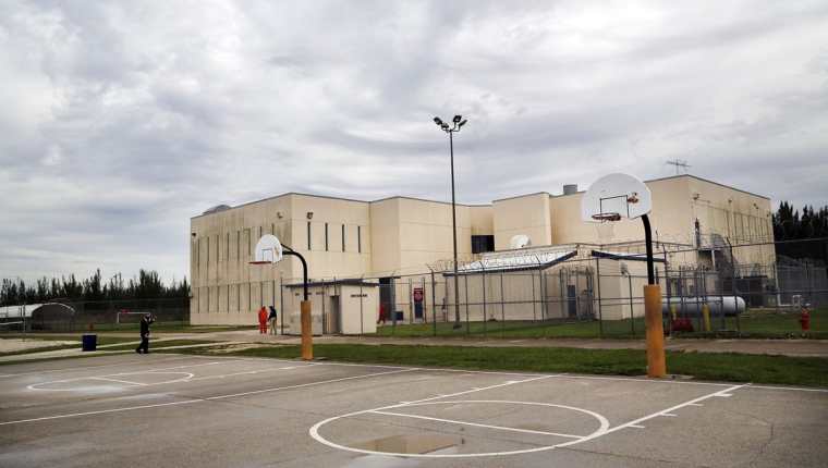Área de recreación del Centro de Detención Krome, en Miami. (Foto Prensa Libre: José A. Iglesias/El Nuevo Herald).