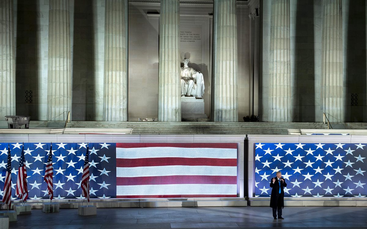 Donald Trump ofrece su discurso frente al monumento a Abraham Lincoln donde fue recibido por miles de simpatizantes. (Foto Prensa Libre: AFP)