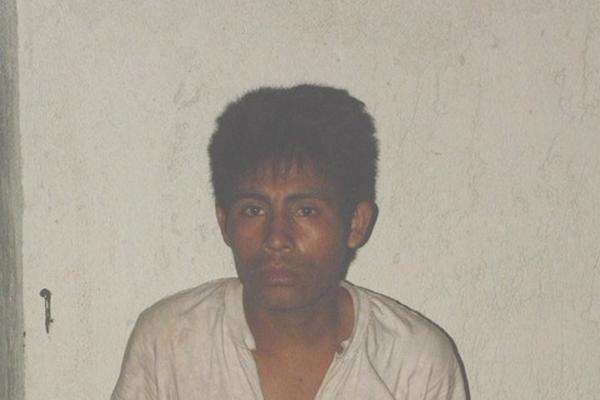 Miguel Suy, sindicado de asalto, permanece en la subestación de Patulul. (Foto Prensa Libre: Omar Méndez)