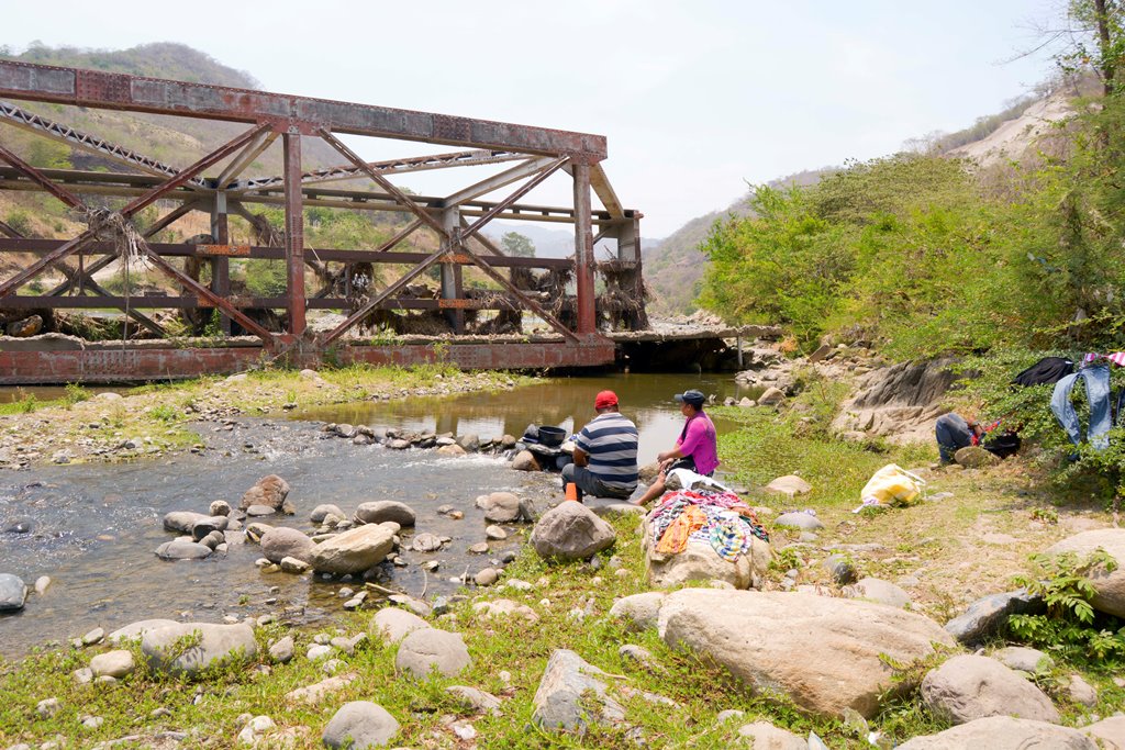 Vecinos observan restos del puente sobre el río Motagua, en Baja Verapaz, el cual fue destruido por la tormenta Ágatha, en el 2010. (Foto Prensa Libre: Carlos Grave)