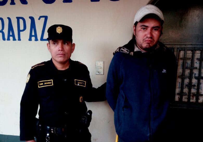 Diego Estéfano Galdámez Valdez, de 28 años, fue capturado por robar un gallo en una iglesia. (Foto Prensa Libre: Eduardo Sam)