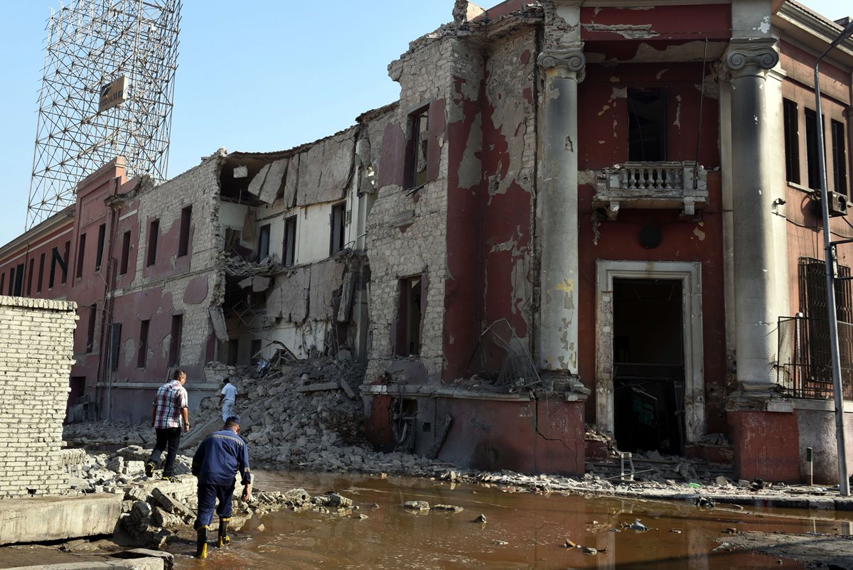 Daños por la explosión en consulado italiano. (Foto Prensa Libre: AFP)