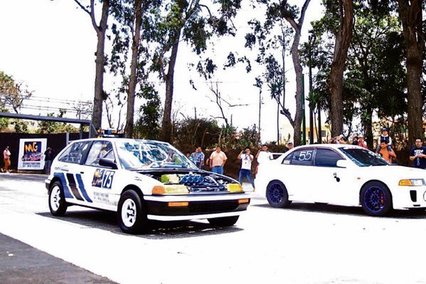 Los carros de Arriola (I) y Ceballos dieron el mejor espectáculo en esta tercera fecha. (Foto Prensa Libre: César Pérez)