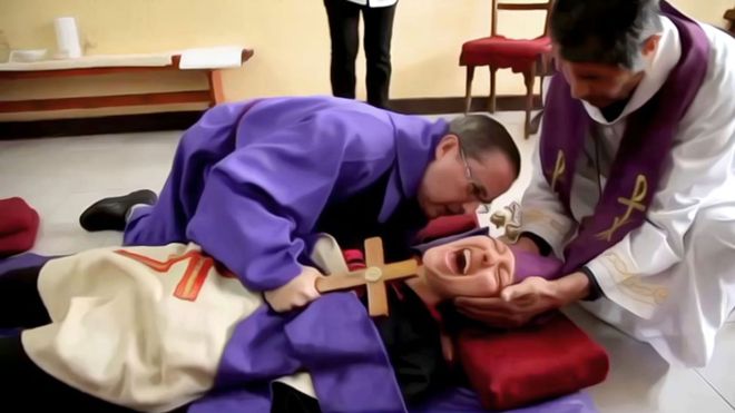 El padre Acuña practica uno o dos exorcismos por semana en su iglesia de Santos Lugares en Buenos Aires. BBC THREE