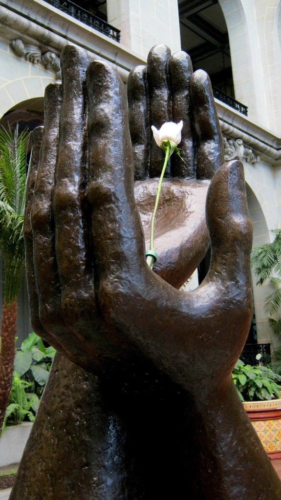 En el Patio de la Paz, del Palacio Nacional de la Cultura, permanece este monumento a la firma de la paz en Guatemala. Se notará que son dos manos izquierdas, porque pertenecen a diferentes personas. (Foto: Hemeroteca PL)