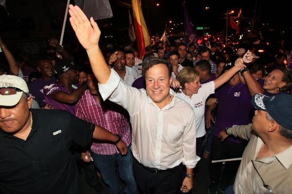 El presidente electo de Panamá, Juan Carlos Varela, celebra la victoria  junto a sus simpatizantes,  en la Ciudad de Panamá. (Foto Prensa Libre: EFE)