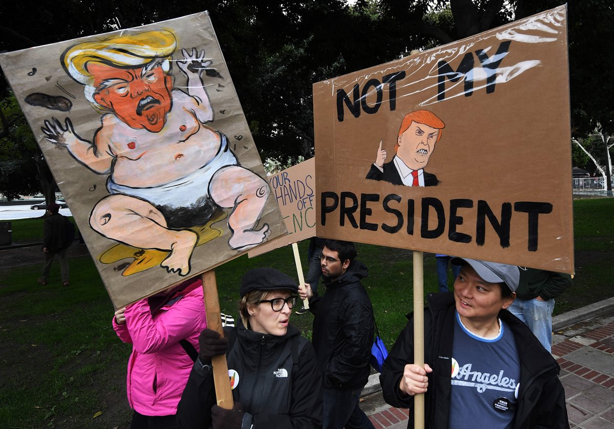 Los manifestantes llevan letreros anti-Trump durante una manifestación en Los Ángeles. (Foto Prensa Libre: AP).