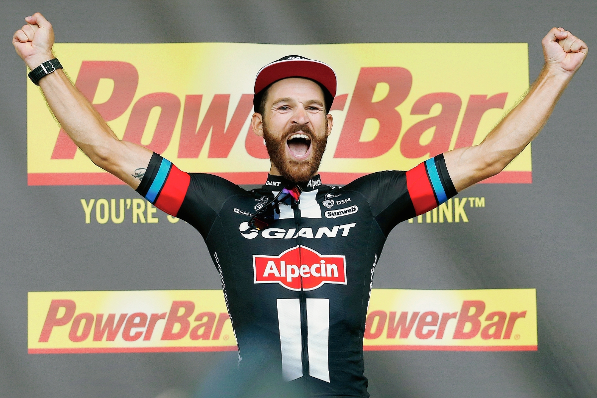 El ganador de la etapa, Simon Geschke celebra su victoria en el podio. (Foto Prensa Libre: AP)