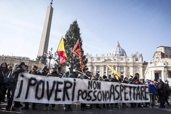 Decenas de personas protestan en el Vaticano. (Foto Prensa Libre: EFE)