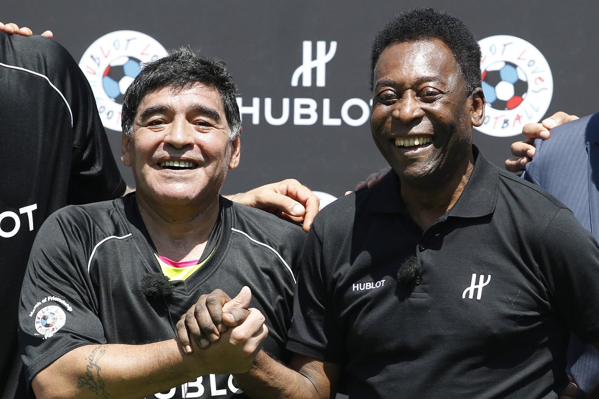 El ex futbolista Diego Maradona y Pelé compartieron en famoso partido de la amistad que se realizó en París. (Foto Prensa Libre: AFP)