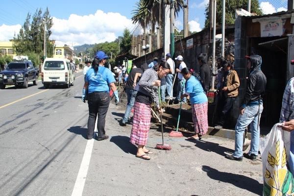 Vecinos participan en la jornada de limpieza realizada en la calzada Venancio Barrios, en Sololá. (Foto Prensa Libre: Ángel Julajuj)<br _mce_bogus="1"/>
