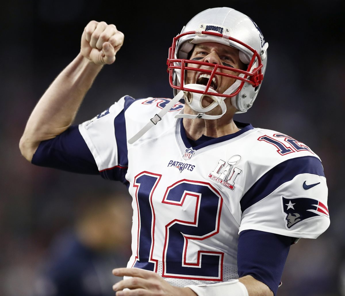 Tom Brady perdió su camisola al concluir el Súper Bowl. (Foto Prensa Libre: AFP)