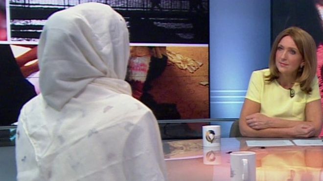 "Zara" (izq) es la primera que recibe una orden de protección contra la mutilación genital en Reino Unido.