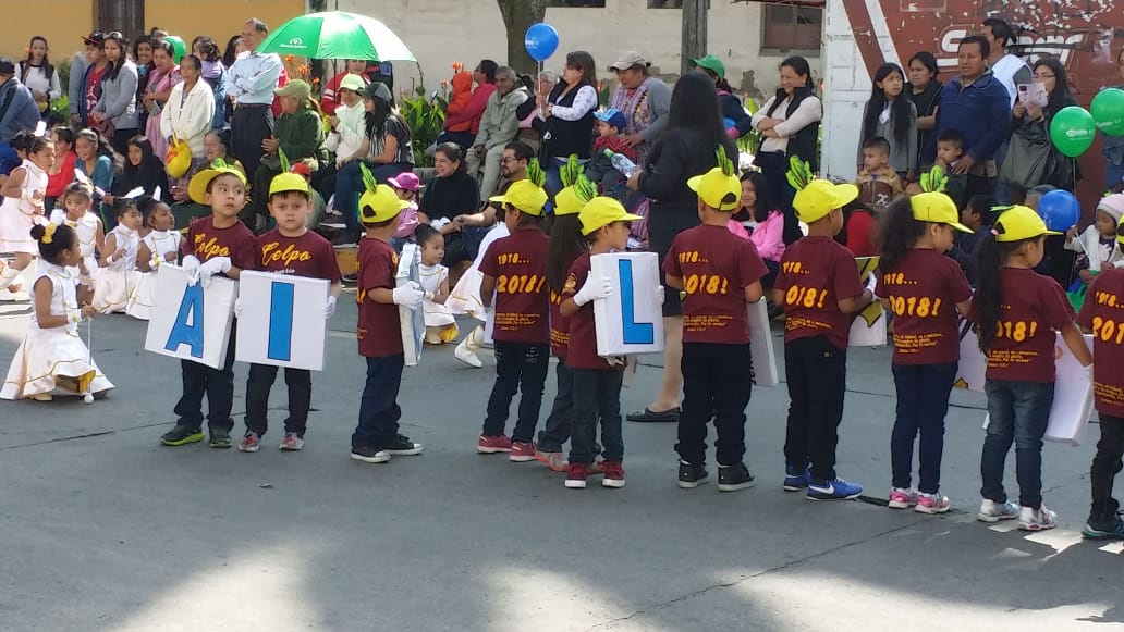 Los alumnos del Colegio La Patria portaron un mensaje para que los quetzaltecos mantengan una ciudad limpia. (Foto Prensa Libre: Fred Rivera)