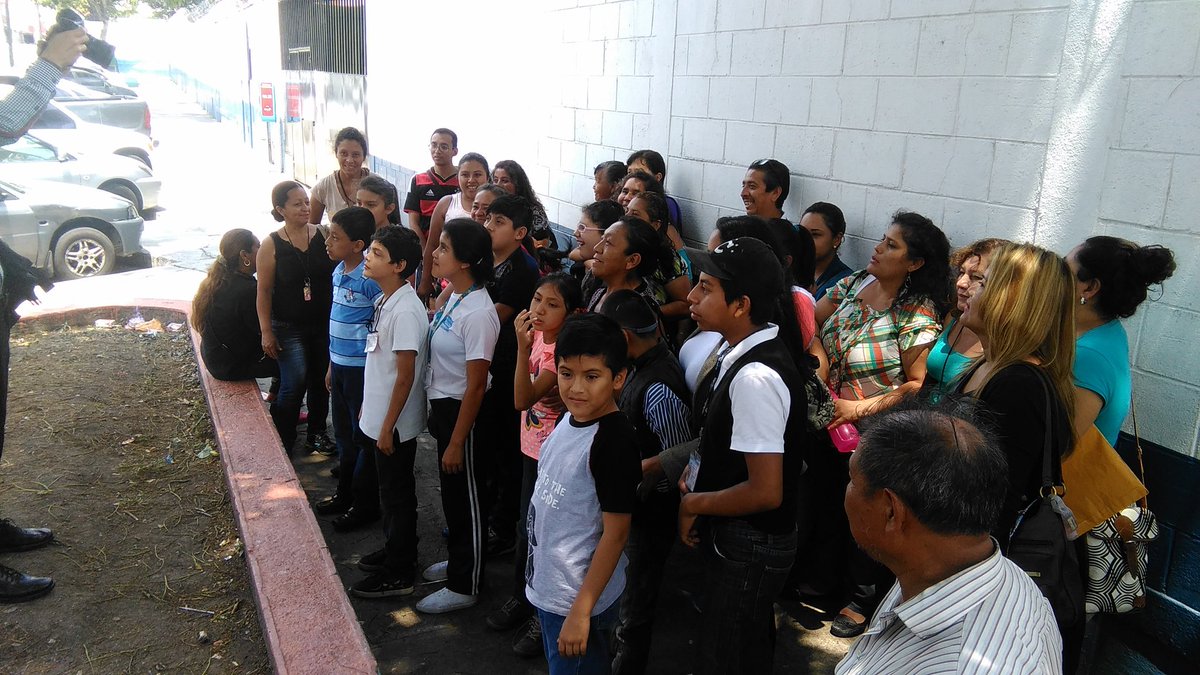 Padres de familia junto a sus hijos permanecen frente al Centro Alida España, luego de una reunión en la que se informó respecto a la suspensión de terapias. (Foto Prensa Libre: Oscar García).