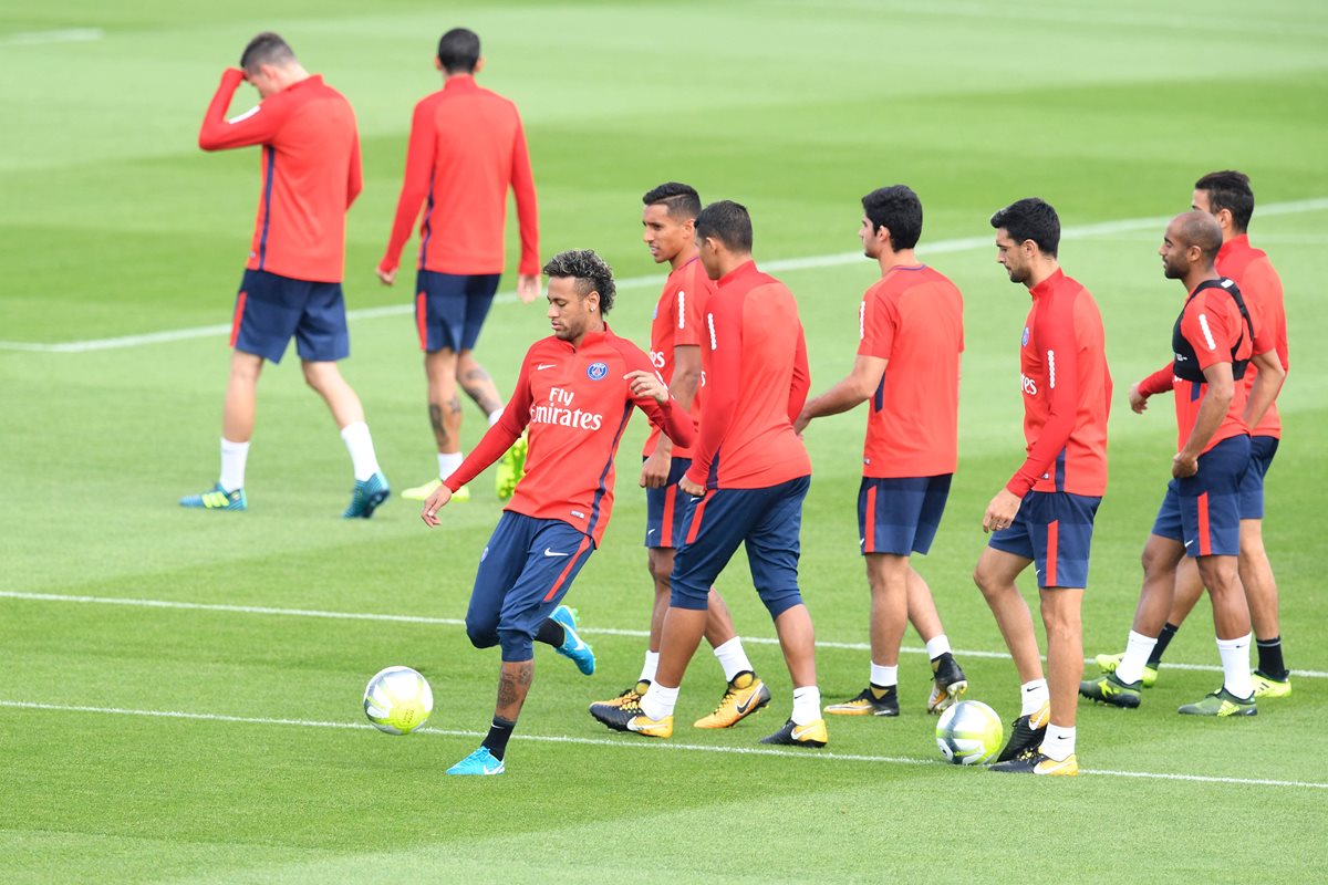 El brasileño Neymar, durante la práctica de este viernes con el PSG. (Foto Prensa Libre: AFP)