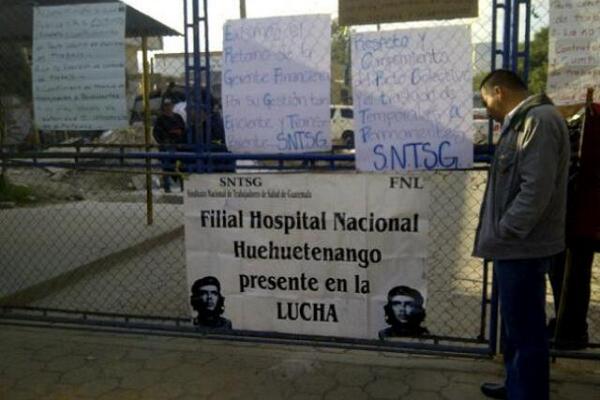 Puerta de consulta externa del Hospital Regional de Huehuetenango permanece cerrada debido a protesta. (Foto Prensa Libre: Mike Castillo) <br _mce_bogus="1"/>