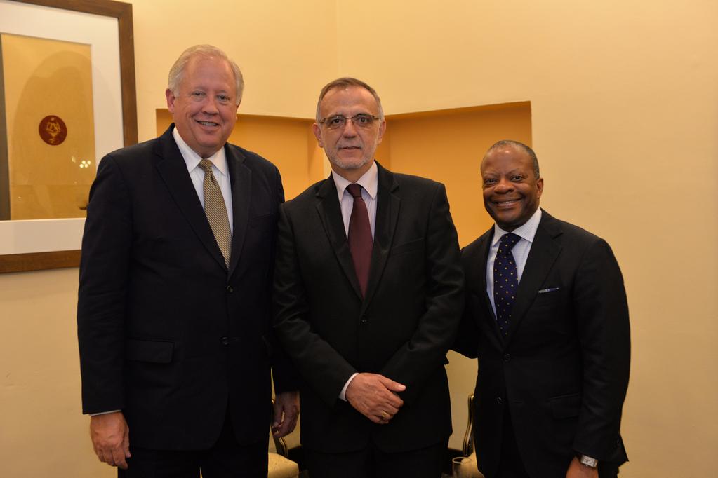 Thomas Shannon junto a Iván Velásquez, jefe de la Cicig y Todd Robinson, embajador de Estados Unidos en Guatemala. (Foto Prensa Libre: Cortesía @usembassyguate)