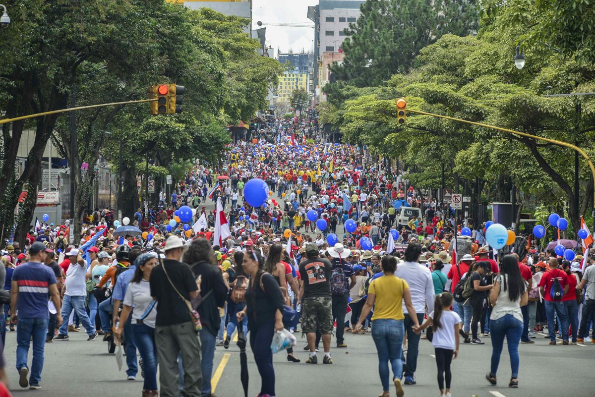 La reforma fiscal que avaló el presidente costarricense Carlos Alvarado, ha causado masivas protestas. (Foto Prensa Libre: EFE)