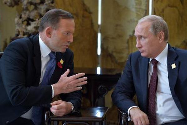Vladimir Putin escucha a Tony Abbott durante su conversación antes de la  sesión plenaria de la cumbre de la APEC, en Pekín. (Foto Prensa Libre:  AFP)