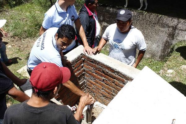 Jóvenes graduandos  trabajan en proyecto de apoyo a comunidad.