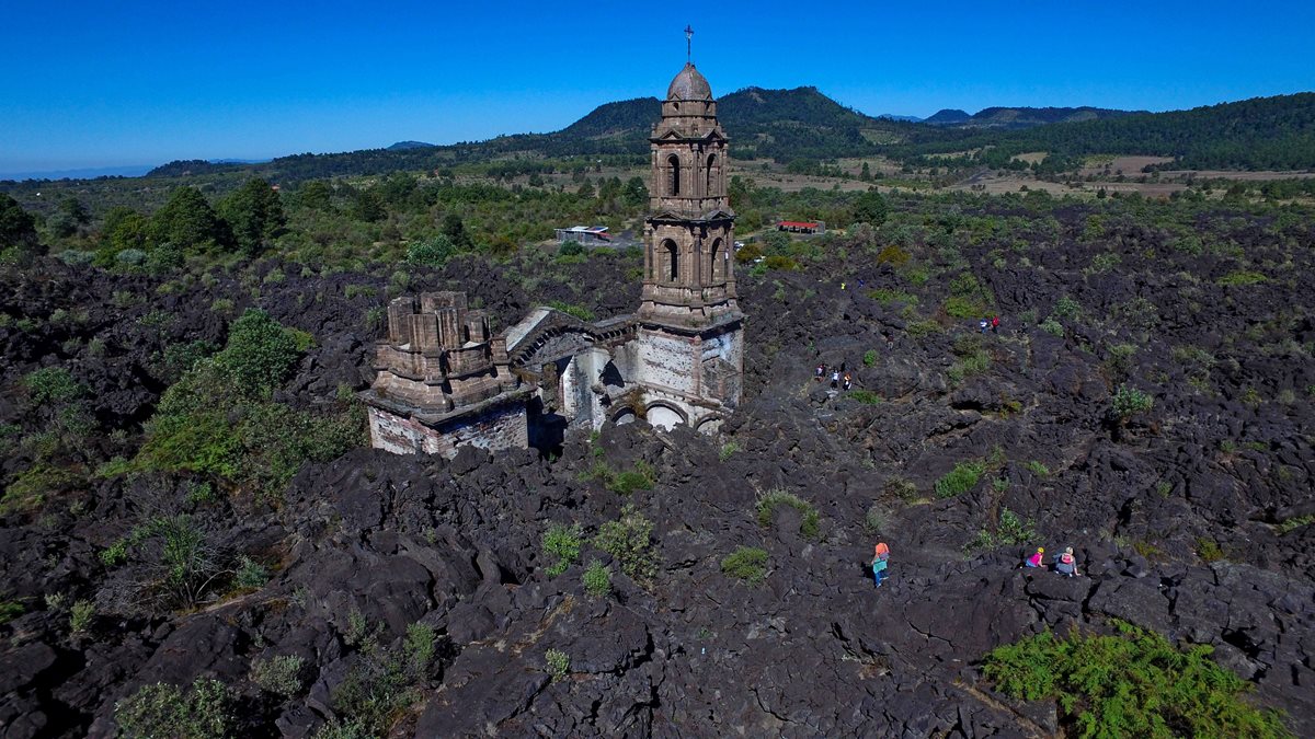 Vista panorámica de la iglesia a la que el volcán Paricutín le "perdonó" la vida. (Foto Prensa Libre: AFP).