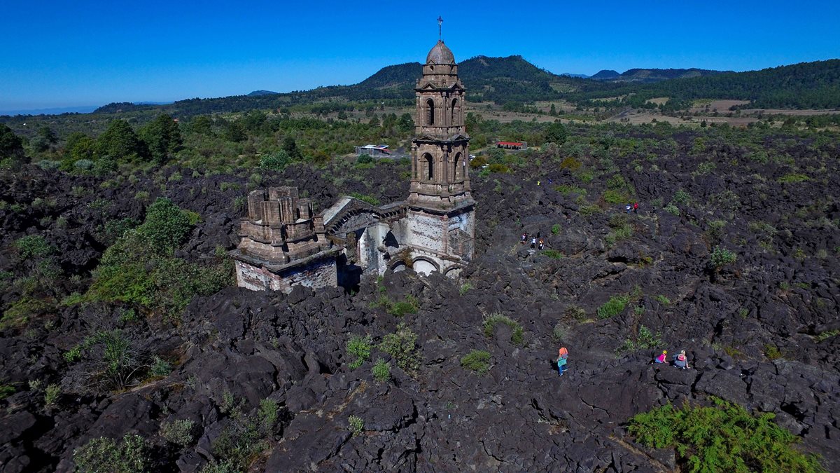 Vista panorámica de la iglesia a la que el volcán Paricutín le "perdonó" la vida. (Foto Prensa Libre: AFP).