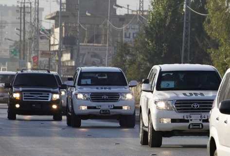 El convoy de inspectores de la ONU circula por Taanayel, en Líbano, procedente de Siria. (Foto Prensa Libre: AFP)