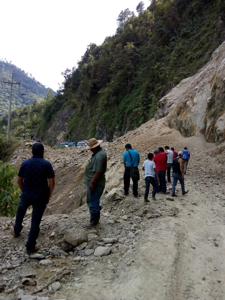Toneladas de tierra bloquean carretera en Chajúl, Quiché. (Foto Prensa Libre: Yésica Tol)