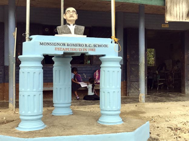 En la escuela de la aldea, dedicada a Monseñor Romero, unos 300 niños atienden las clases en inglés y español.