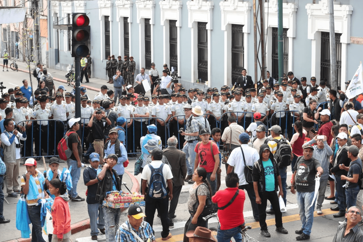Policías resguardan la esquina de la 7a. avenida y 9a. calle, zona 1, en donde impidieron el paso de manifestantes. (Foto Prensa Libre: Érick Ávila)