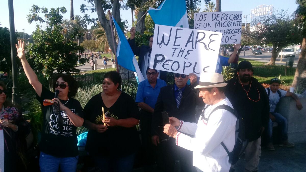 Guatemaltecos hicieron una vigilia en el parque MacArthur, en Los Ángeles, California, para exigir justicia por el asesinato de Claudia Gómez a manos de la Patrulla Fronteriza. (Foto Prensa Libre: Walter Batres)