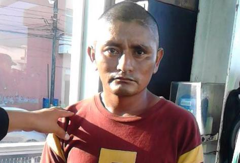 El hombre engrilletado que traslado la PNC (Foto Prensa Libre: cortesía)