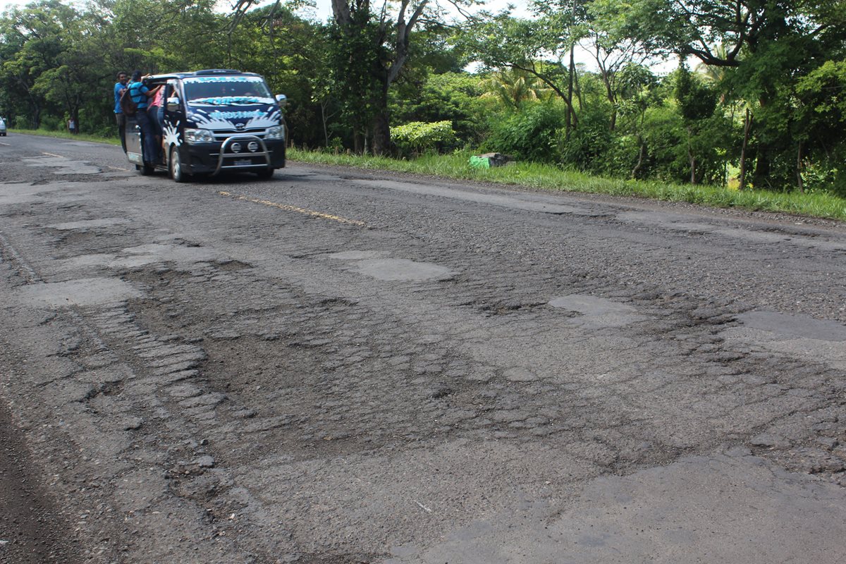 La carretera a El Salvador en Jutiapa está deteriorada y llena de baches.