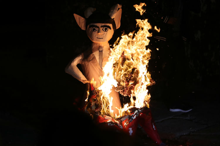 Figuras elaboradas con papel y alambre en forma de diablo fueron quemadas en varias ciudades del país.