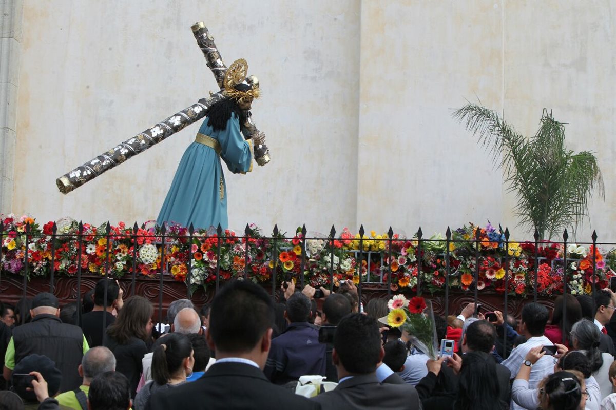 Jesús Nazareno de la Merced sale en procesión. (Foto Prensa Libre: Hemeroteca PL)