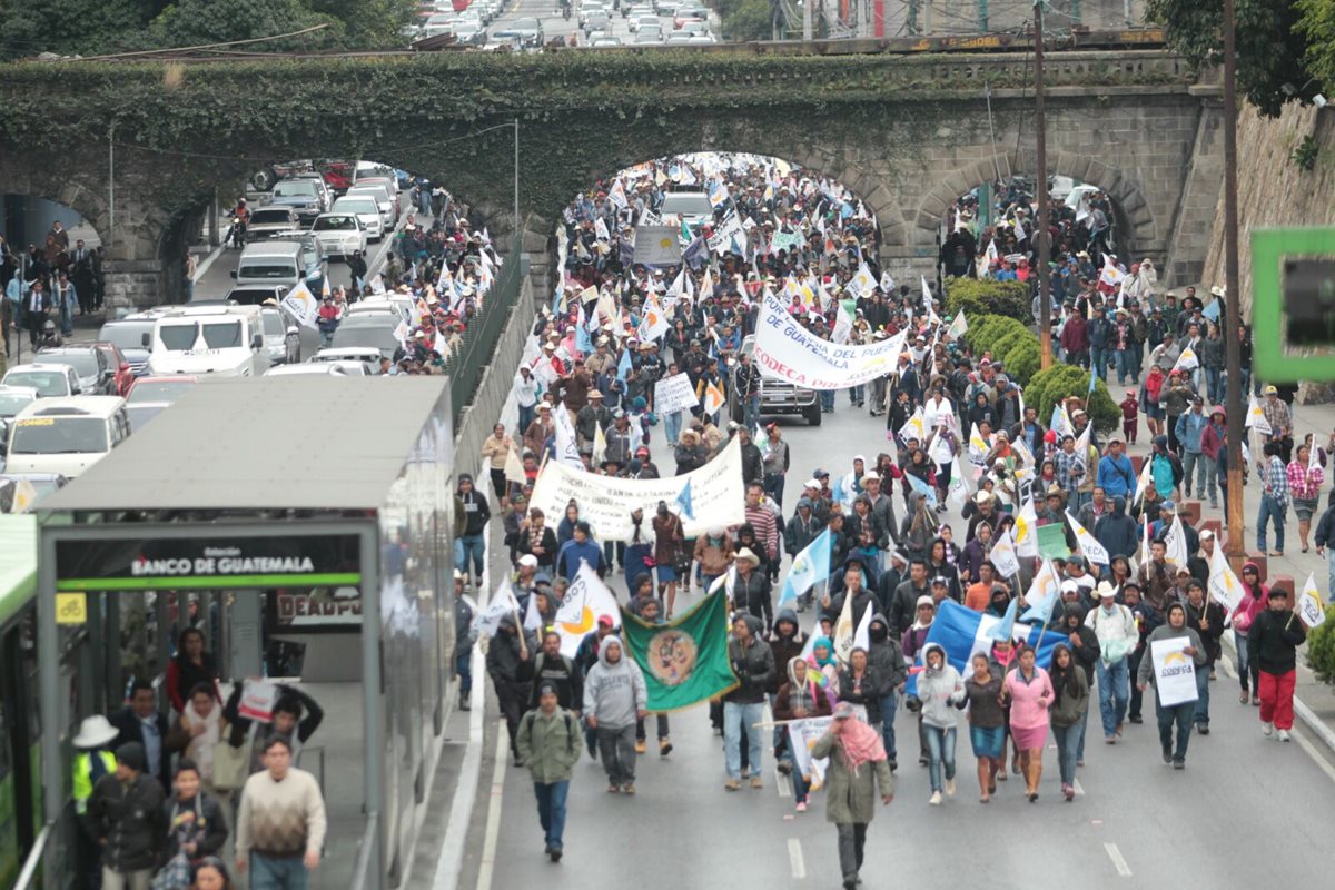 Los grupos campesinos caminan al Congreso y la casa presidencial para presentar sus demandas. (Foto Prensa Libre: Érick Ávila)